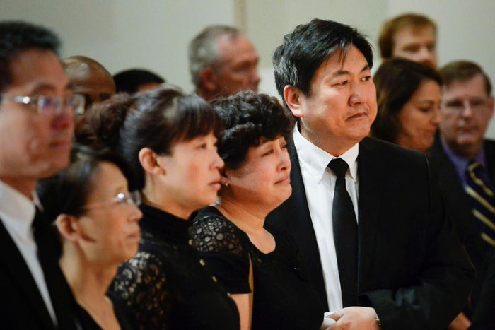  Cha mẹ và người thân của nam sinh viên Trung Quốc trong một lễ tưởng niệm cho anh. Ảnh: Reuters. 