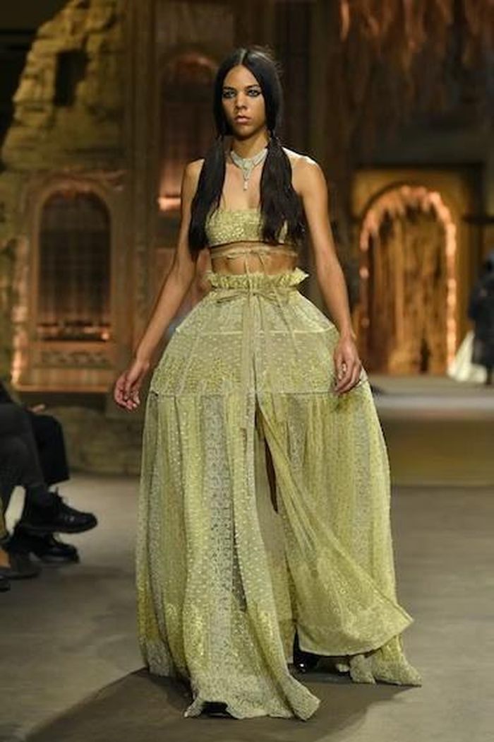 Những thiết kế đầm quả chuông của các thương hiệu như Valentino (trái), Dior (phải) nhận được phản hồi tích cực. Ảnh: The New York Times, The Fashion Spot.