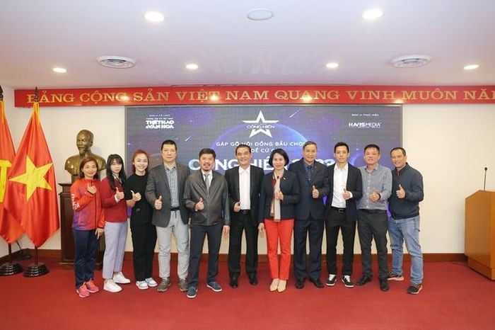 Hội đồng bầu chọn Giải thưởng Cống hiến 2023 cùng các đề cử tại buổi gặp đầu Xuân. Ảnh: Hòa Nguyễn