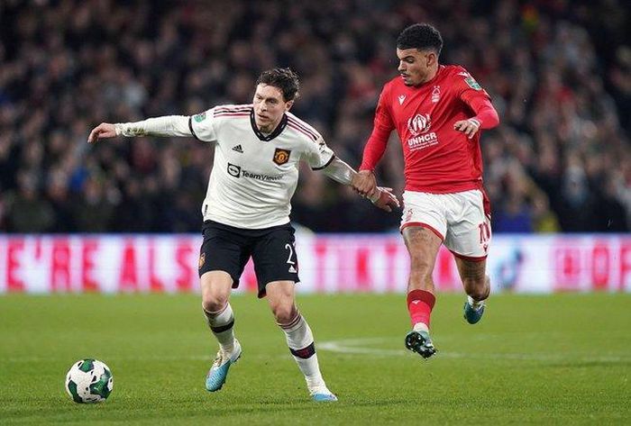 Lindelof được HLV xếp đá tiền vệ phòng ngự ở 10 phút cuối trận gặp Nottingham Forest ở bán kết lượt về Carabao Cup