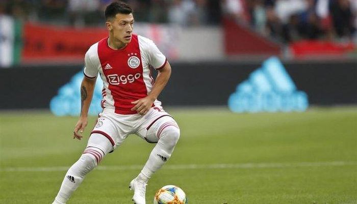 Lisandro Martinez từng có quãng thời gian chơi tiền vệ phòng ngự khi còn khoác áo Ajax