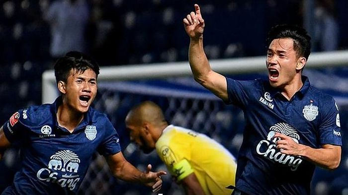 Những tuyển thủ Thái Lan như anh em Supachok - Suphanat có bước tiến xa trong sự nghiệp nhờ định hướng đúng đắn. Ảnh: Buriram United