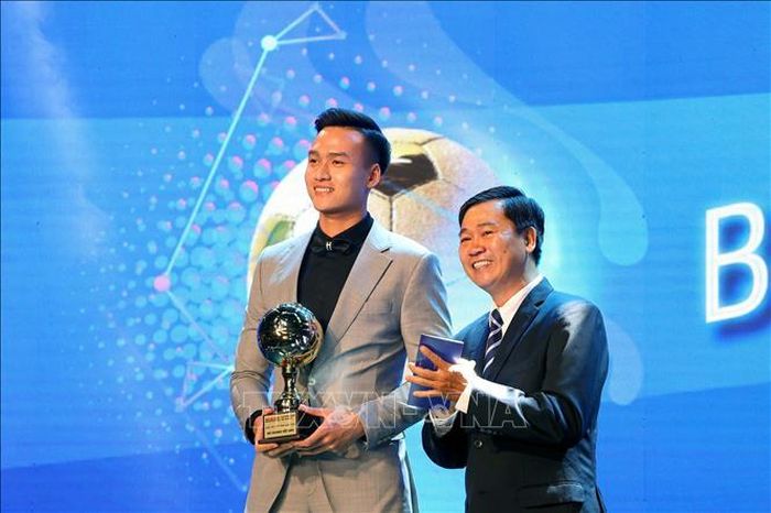 Bùi Hoàng Việt Anh giành giải Cầu thủ trẻ xuất sắc nhất năm ở đêm gala trao giải QBV Việt Nam 2020 - Ảnh: TTXVN