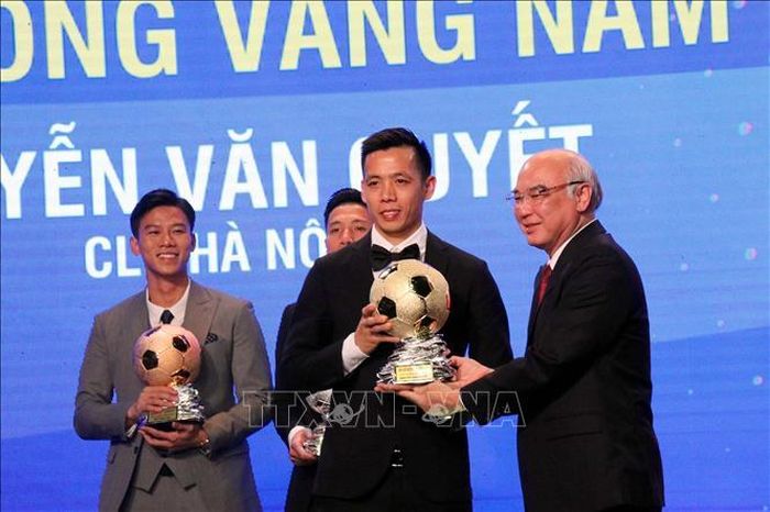 Văn Quyết giành danh hiệu QBV Việt Nam 2020 - Ảnh: TTXVN