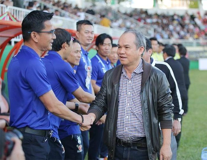 HLV Kiatisuk tiếc nuối khi chưa thể báo tin chiến thắng cho bầu Đức sau 2 vòng đầu tiên V-League 2023. Ảnh: VPF