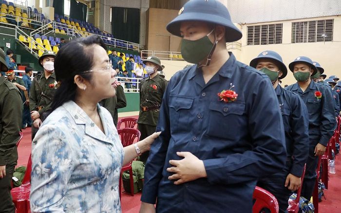 Đồng chí Trần Kim Yến thăm hỏi, động viên thanh niên lên đường nhập ngũ