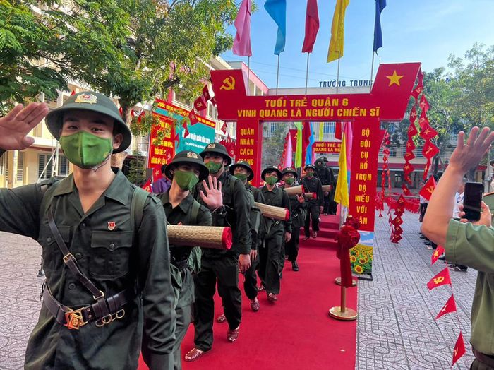 Thanh niên quận 6 lên đường nhập ngũ