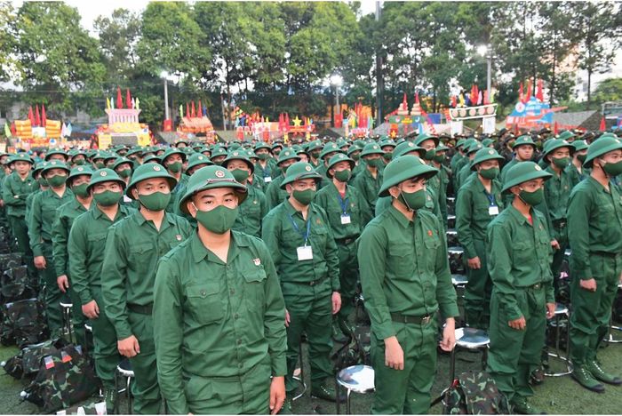 Hàng ngàn thanh niên lên đường nhập ngũ. Ảnh: VIỆT DŨNG