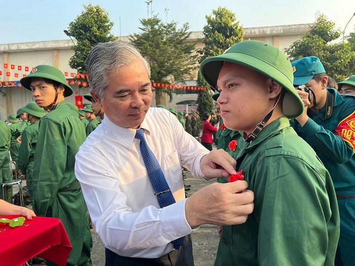 Phó Chủ tịch UBND TPHCM Ngô Minh Châu động viên các tân binh