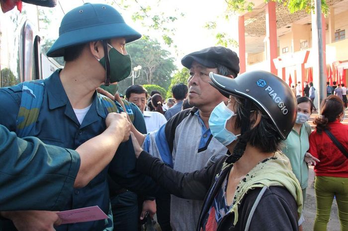Người thân bịn rịn tiễn con em lên đường nhập ngũ. Ảnh: TRẦN YÊN