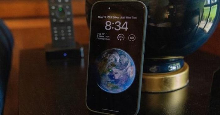Gurman cho biết Apple sẽ phân biệt các điện thoại trong dòng iPhone 15 "bằng nhiều loại vật liệu, bộ vi xử lý và máy ảnh". iPhone 15 Pro Max sẽ có ống kính tele Periscope, ống kính đầu tiên loại này trên iPhone. Tuy nhiên vẫn còn quá sớm để biết được iPhone 16 Ultra sẽ có những tính năng độc quyền nào.