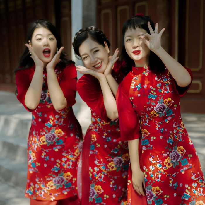 Nghệ sĩ Chiều Xuân chụp ảnh cùng hai con gái mà ngỡ như chị em.