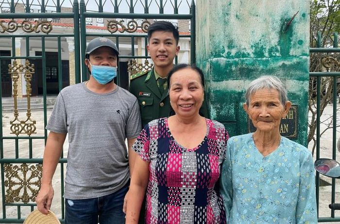 Cụ Võ Thị Tỵ bên gia đình. Ảnh: Võ Tiến
