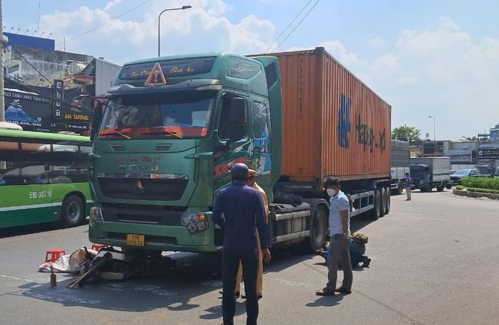 Hiện trường vụ tai nạn khiến người đàn ông tử vong dưới gầm xe đầu kéo ở TPHCM. Ảnh: CTV