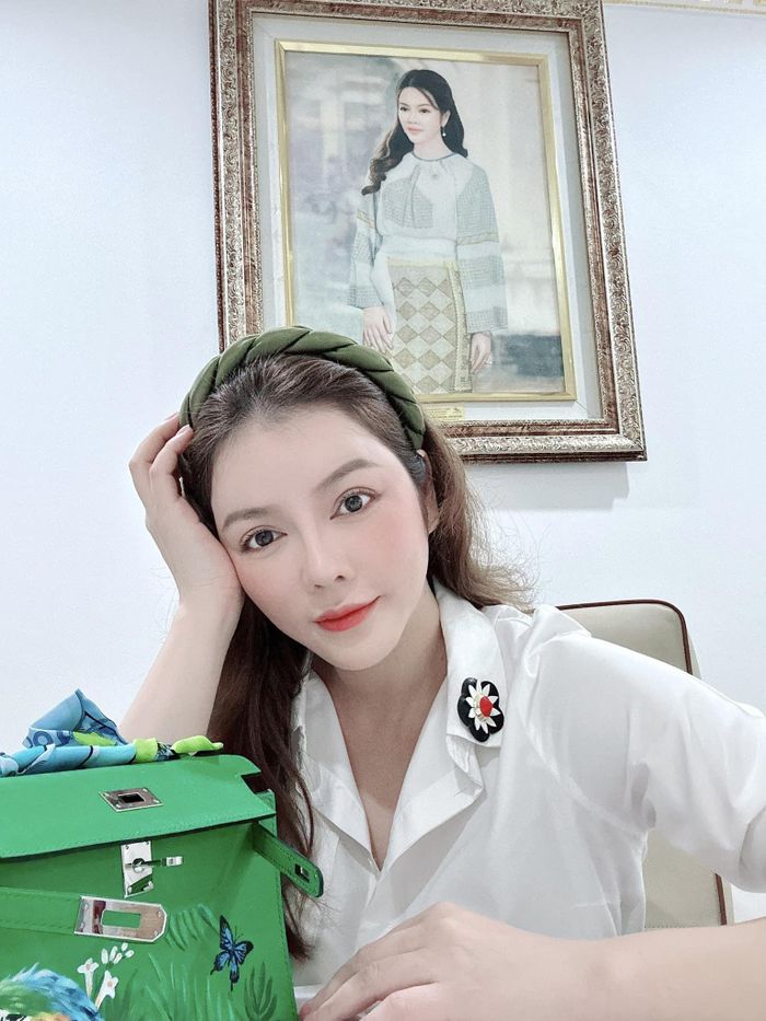 "Em đang học cách trưởng thành nên các anh chị ba mẹ thiên hạ đừng vào Facebook em phán sắc đẹp, trí tuệ, tài sản, sự nghiệp, tình yêu của em nha", Lý Nhã Kỳ nhắn nhủ.