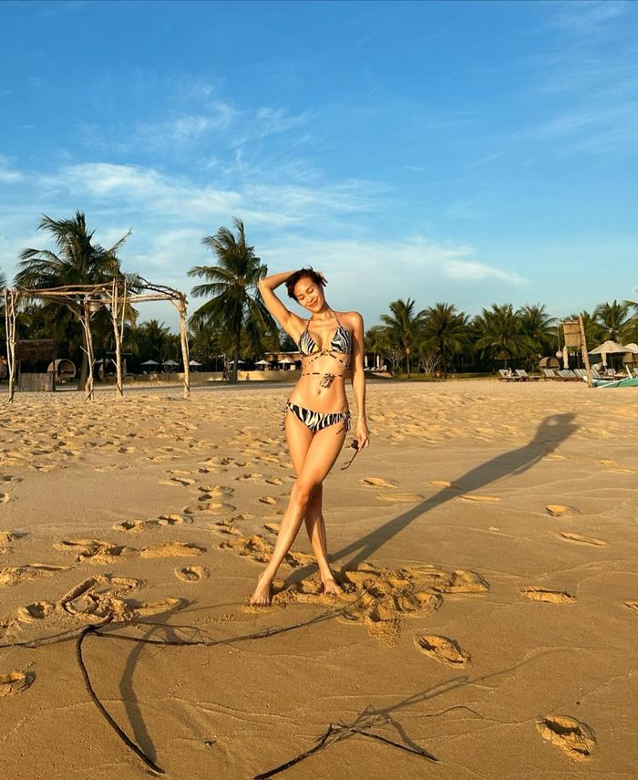 MC Phương Mai khoe dáng chuẩn với bikini.