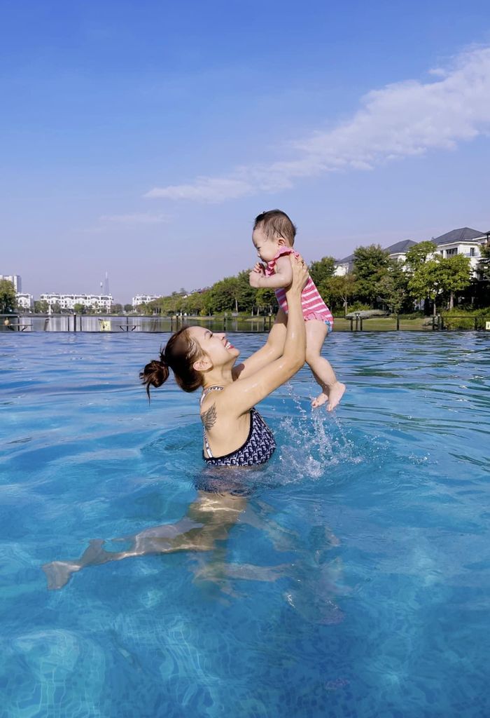 Thanh Vân Hugo đăng ảnh vui đùa cùng con gái khi đi nghỉ dưỡng.
