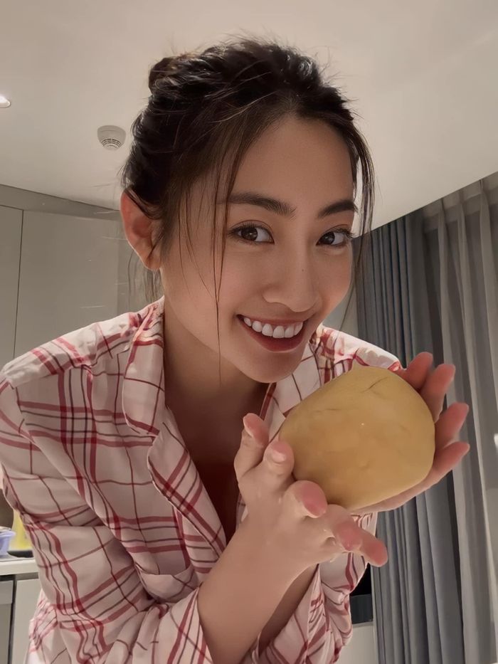 Lương Thùy Linh khoe ảnh đời thường nấu ăn.