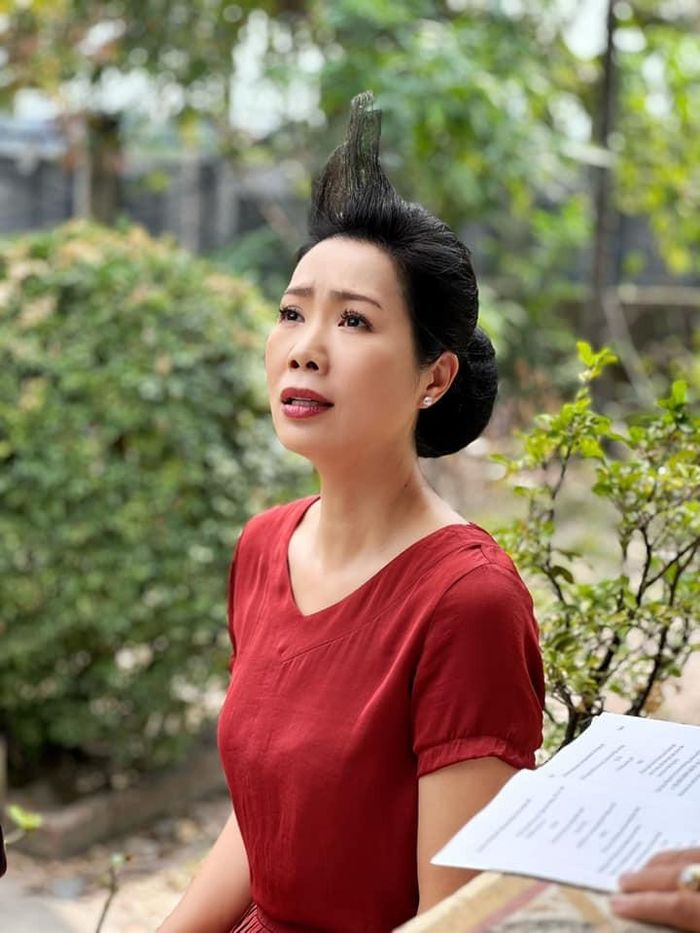 Nghệ sĩ Trịnh Kim Chi đăng ảnh hậu trường quay phim hài hước.