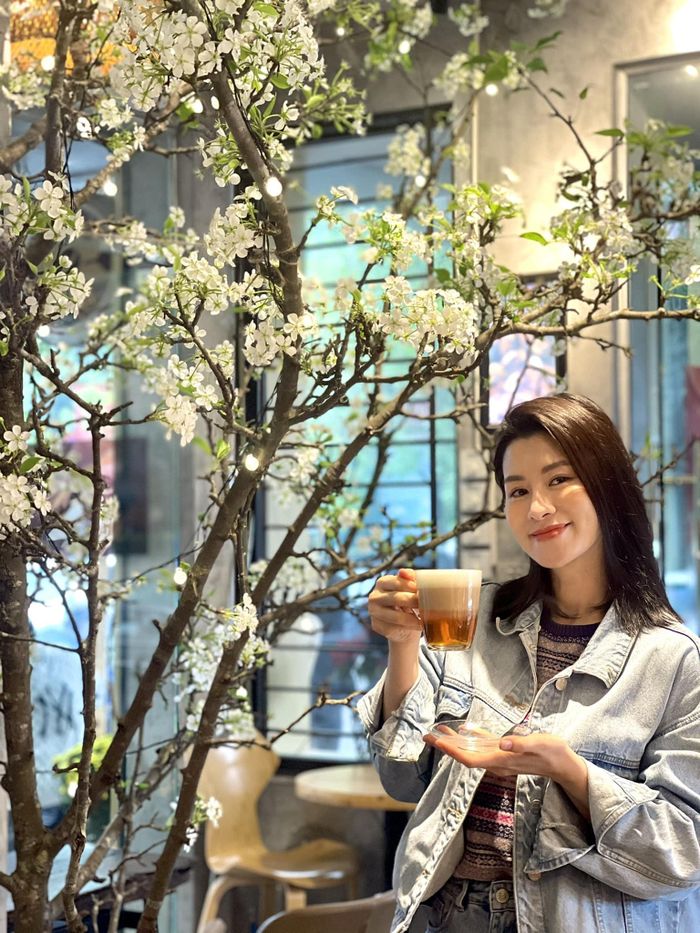 Diễn viên Lưu Huyền Trang khởi động ngày mới vui vẻ.