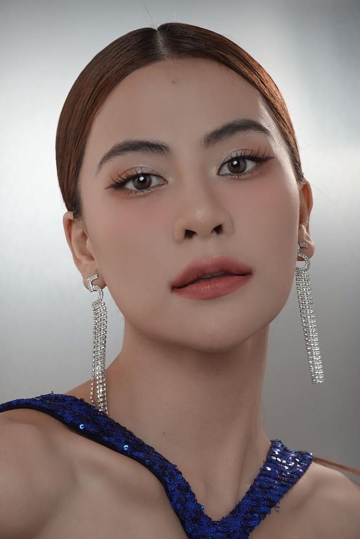 Ca sĩ Hà Nhi cũng theo trend khi đăng tải hình ảnh xinh đẹp kèm dòng chia sẻ: "Chưa quên người yêu cũ, đúng nhận sai cãi giùm em".