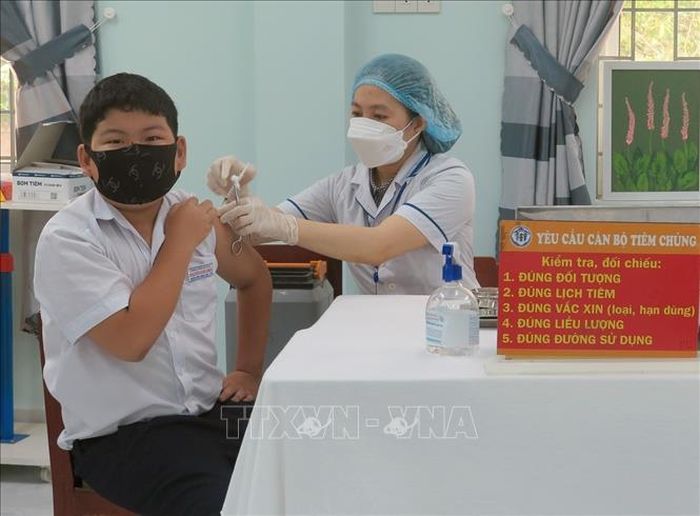 Tiêm vaccine phòng COVID-19 cho người dân. Ảnh: TTXVN