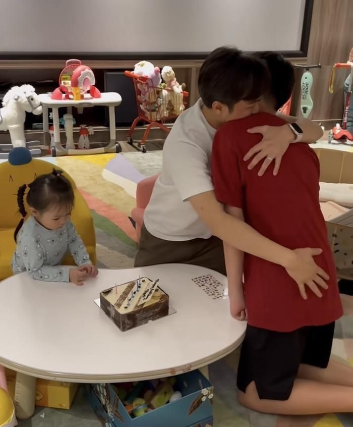 Anh liên tục thể hiện tình yêu thương qua hành động ôm, hôn cực tình cảm với Subeo.