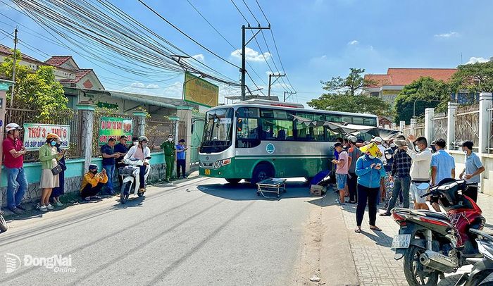 Khu vực đường Nguyễn Khuyến - nơi xe ô tô biển số 60B-043.93 đang lùi xe có lộ giới khá hẹp, lượng xe qua lại đông. Ảnh: Minh Thành