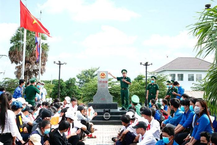 Tuyên truyền về cột mốc chủ quyền cho đoàn viên và học sinh