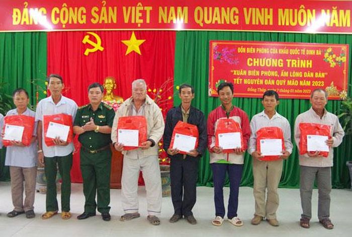 Đồn biên phòng cửa khẩu Quốc tế Dinh Bà tặng quà Tết cho các hộ dân ở khu vực biên giới