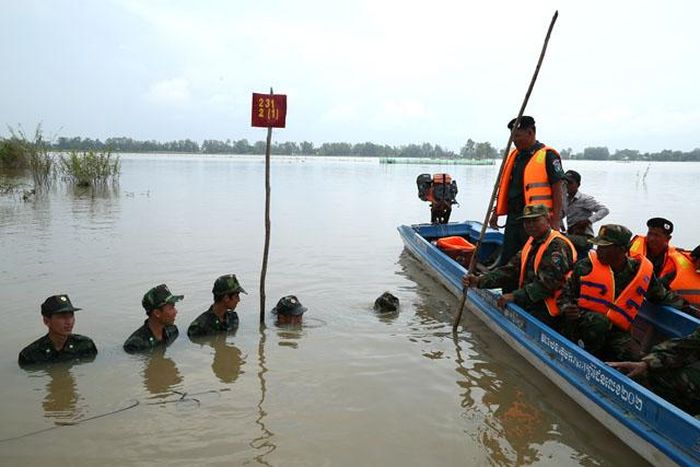 Đồn biên phòng Thông Bình tuần tra song phương và kiểm tra cột mốc
