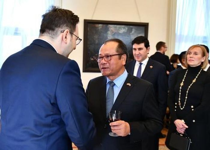 Đại sứ Thái Xuân Dũng cùng Ngoại giao đoàn tại Cộng hoa Czech gặp gỡ và tiếp xúc với Bộ trưởng Ngoại giao Jan Lipavsky và Chủ tịch Thượng viện Séc Milos Vystrcil tại Cung điện Cernin và Cung điện Wallenstein.