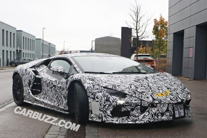 Siêu xe Lamborghini Aventador vẫn được trang bị động cơ V12 kể cả trên phiên bản hybrid. Ảnh: Carbuzz.