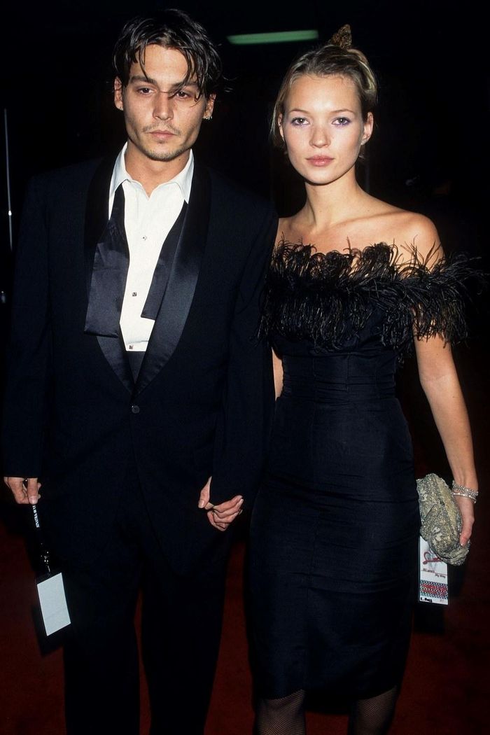  Kate Moss (bên phải) trong bộ đầm đen đính lông sành điệu. Ảnh: Wire Image. 