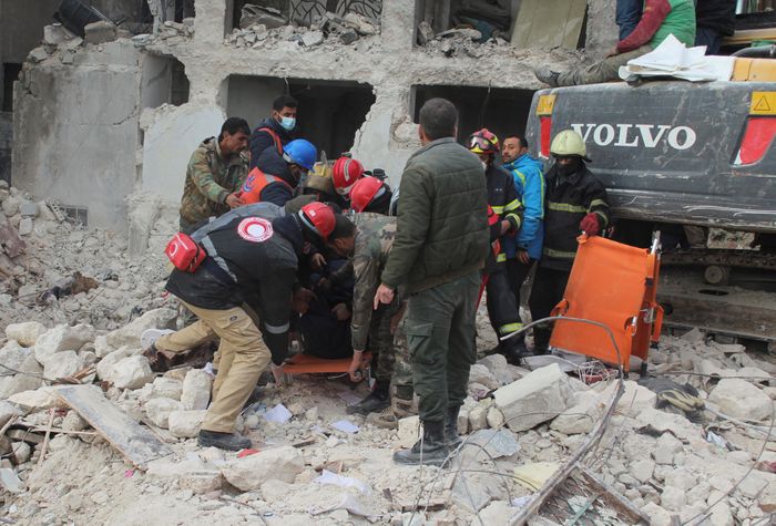  Các thành viên của đội cứu hộ Algeria và quân đội Syria đưa một thi thể khỏi đống đổ nát. Ảnh: Reuters. 