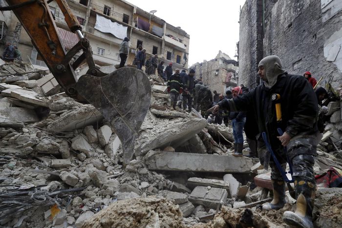  Lực lượng an ninh Syria nỗ lực tìm kiếm nạn nhân trong đống đổ nát. Ảnh: AP. 