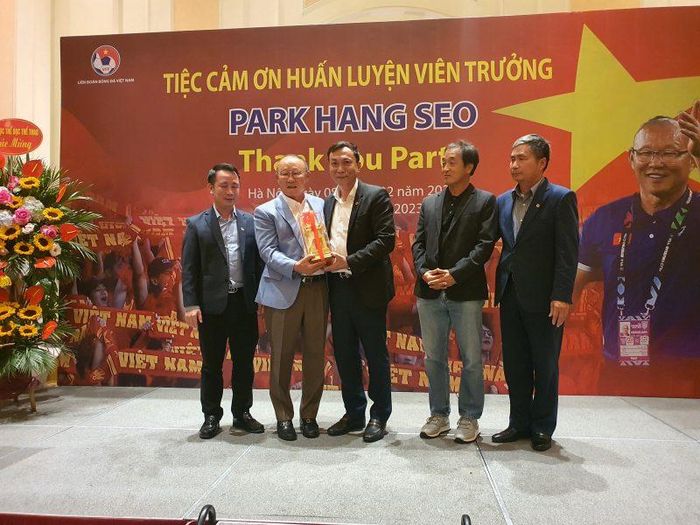 Chủ tịch Trần Quốc Tuấn tặng HLV Park Hang Seo món quà biểu trưng của Thủ đô Hà Nội