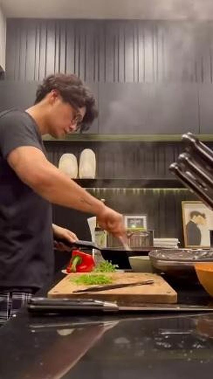 Huy Trần thường xuyên đứng bếp và nấu các món ăn với nhiều phong cách khác nhau