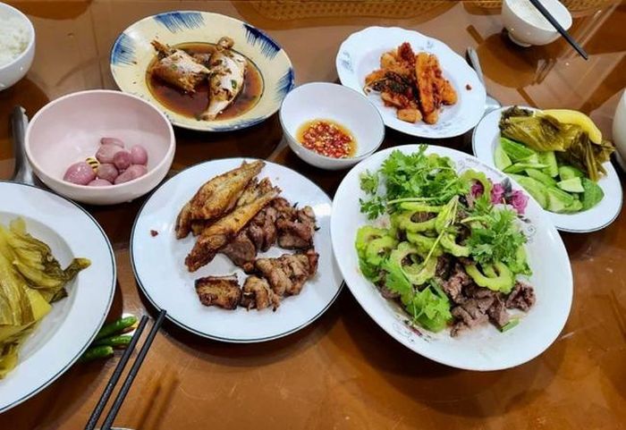 Trường Giang chuẩn bị cả mâm cơm gồm thịt bò xào khổ qua, thịt và cá rán cùng nhiều món ăn kèm cho vợ