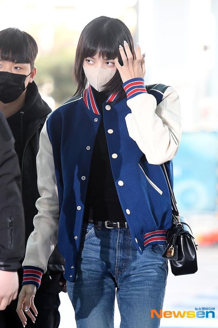Lisa (Blackpink) tại sân bay ngày 9/2