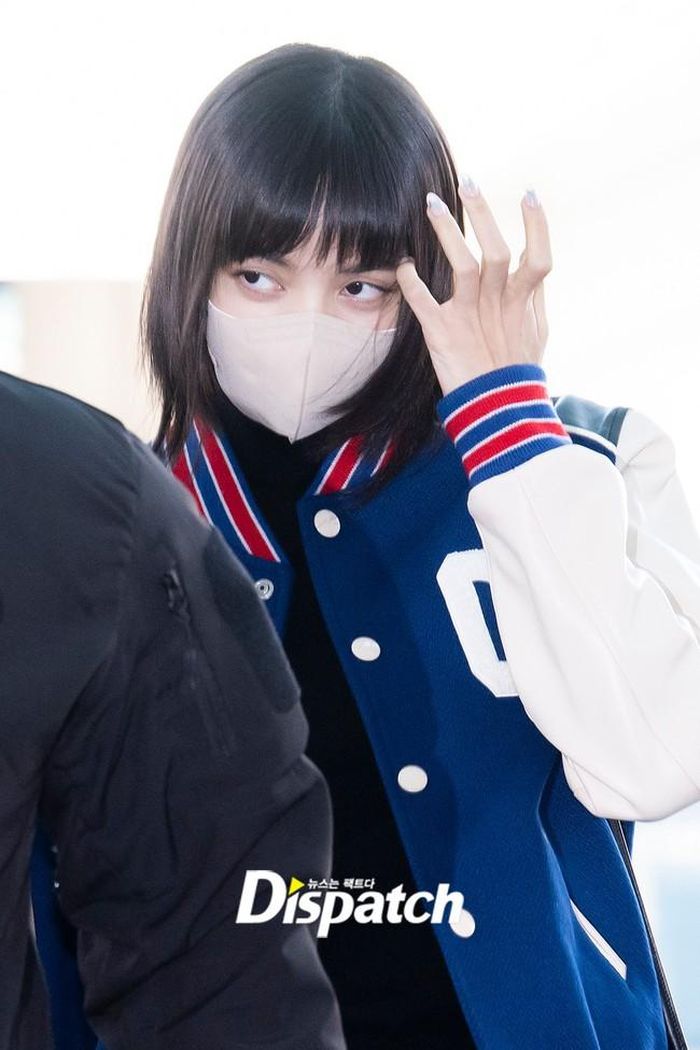Lisa (Blackpink) tại sân bay ngày 9/2