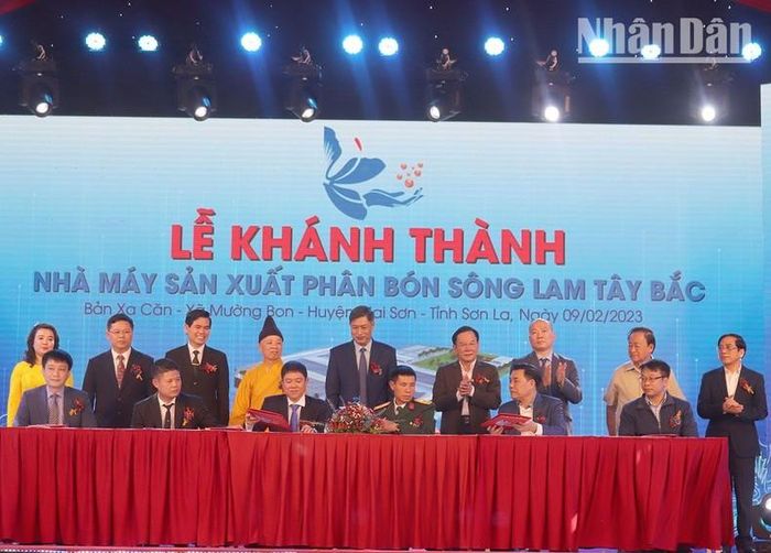 Nhà máy phân bón Sông Lam Tây Bắc ký kết hợp đồng tiêu thụ sản phẩm với các đơn vị.