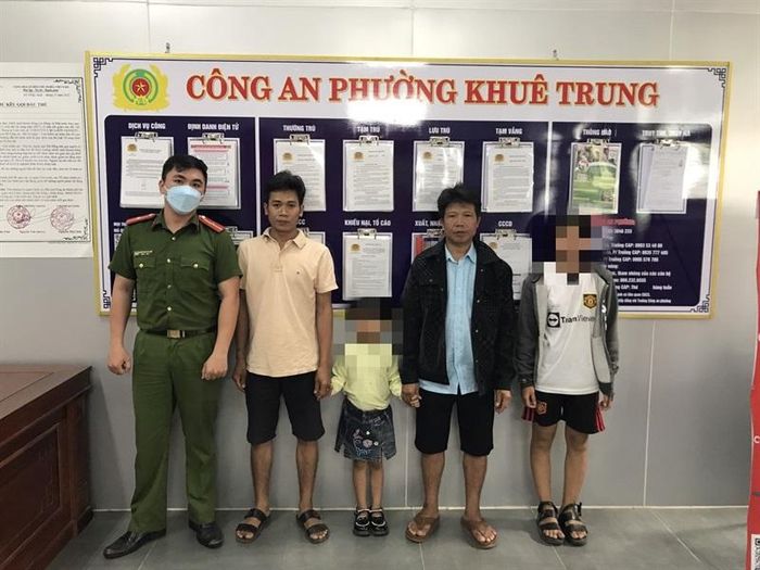 Công an phường Khuê Trung bàn giao 2 bé gái đi lạc cho gia đình