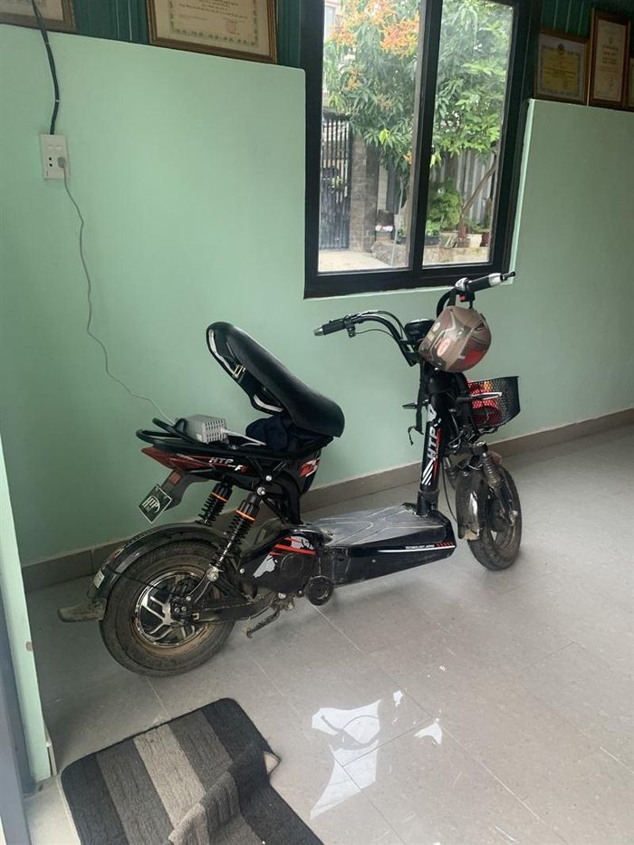 2 bé gái di chuyển từ Quảng Nam ra TP Đà Nẵng bằng xe đạp điện