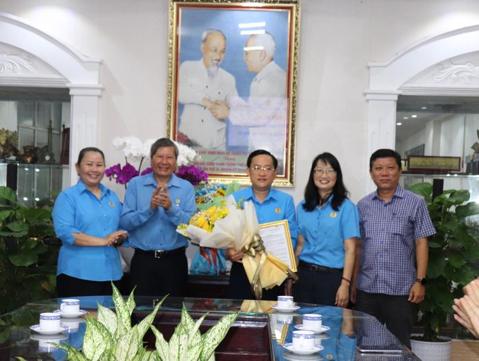 Đồng chí Trần Thanh Hải và các đồng chí lãnh đạo LĐLĐ TPHCM chúc mừng tân Phó Chủ tịch LĐLĐ Thành phố