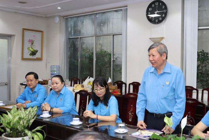 Đồng chí Trần Thanh Hải chúc mừng và giao nhiệm vụ đối với đồng chí Phùng Thái Quang