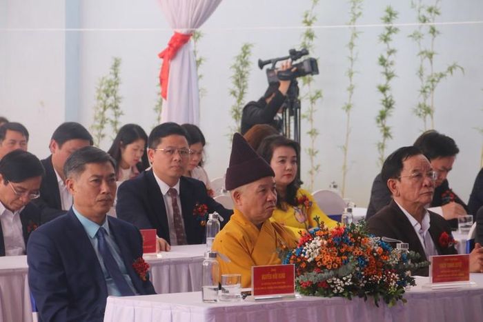 Ông Nguyễn Hữu Đông, Bí thư Tỉnh ủy Sơn La (người đầu tiên bên trái) và các đại biểu tới dự lễ khánh thành.