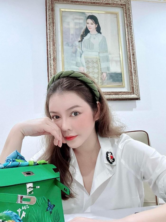 Người đẹp trẻ trung với áo sơ mi trắng.