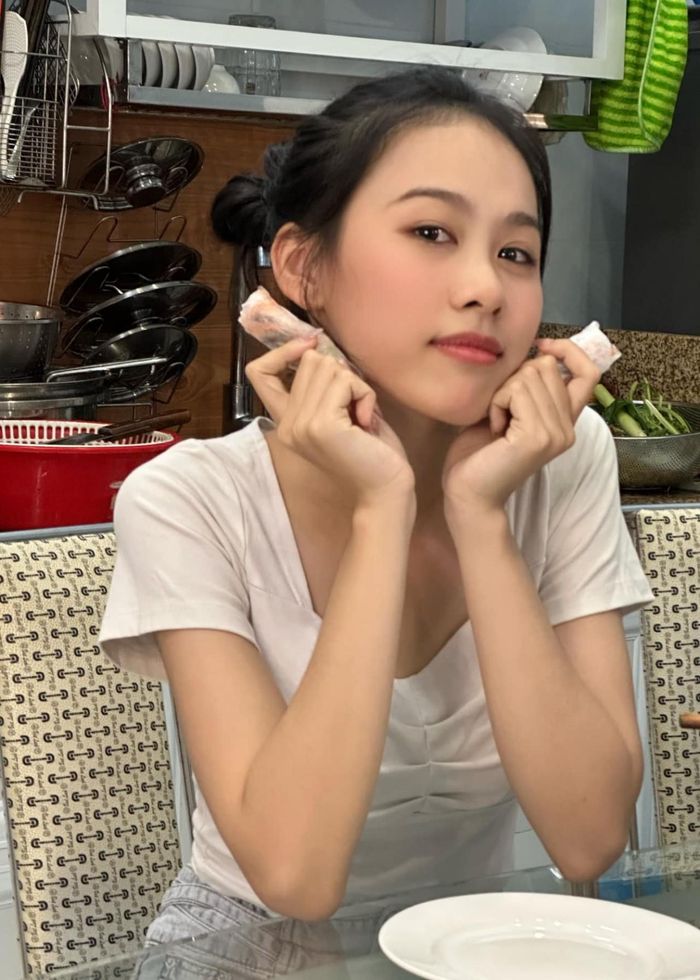 Á hậu Ngọc Hằng đăng ảnh vào bếp.