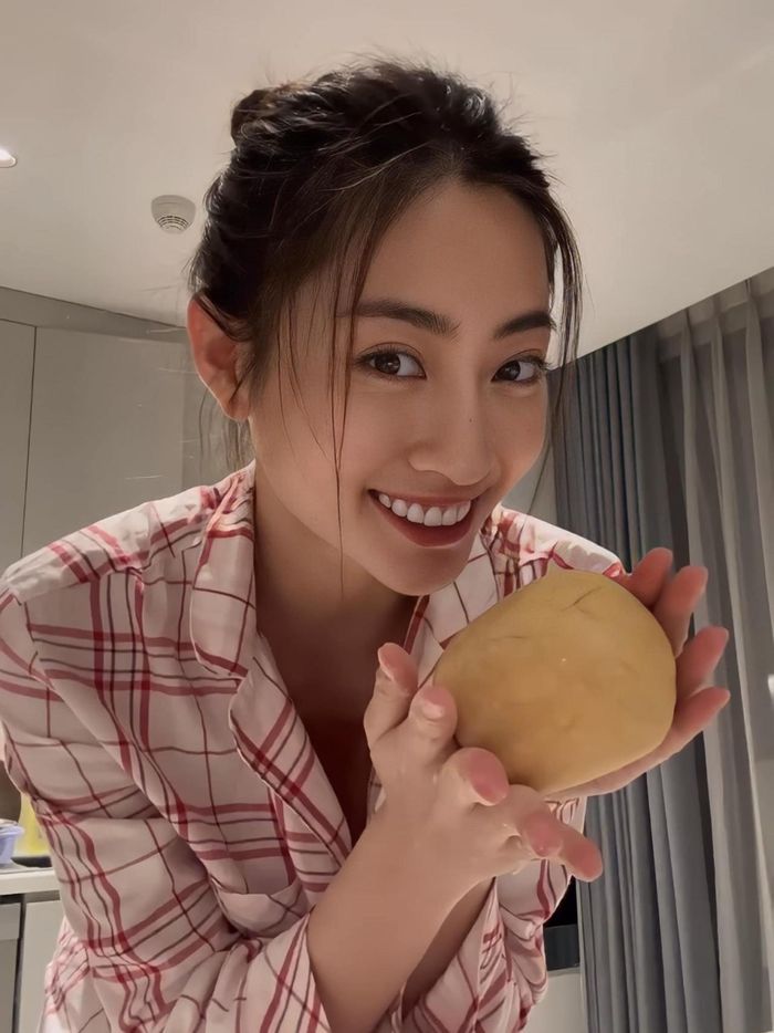 Lương Thùy Linh khoe ảnh đời thường nấu ăn.